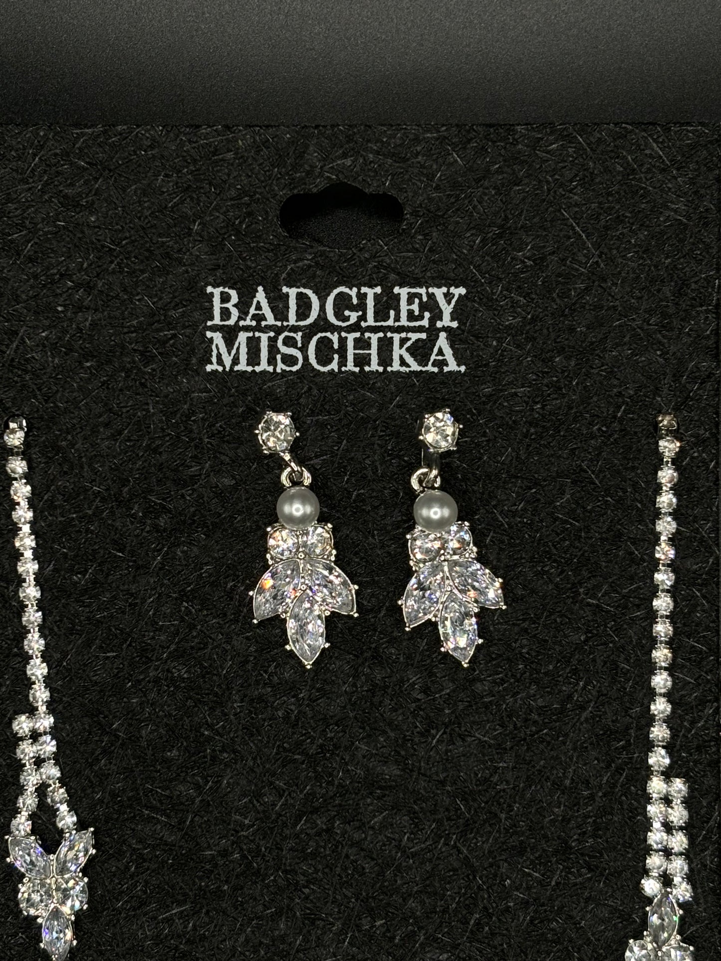 Set de Collar y Aretes Badgley Mischka