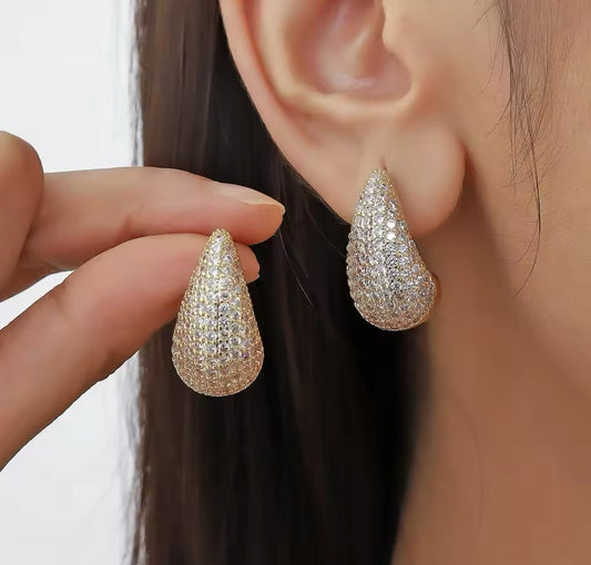 Aretes estilo Drop dorado con Zirconia plateado