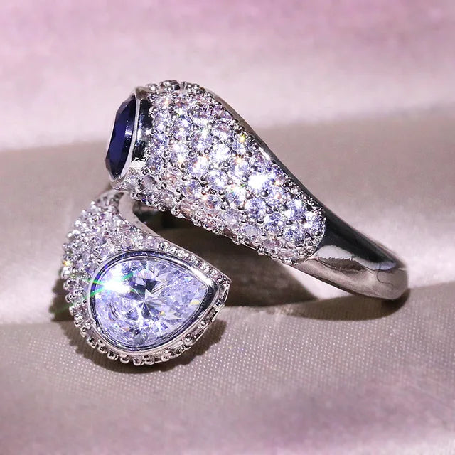 Anillo Plateado con Zafiro